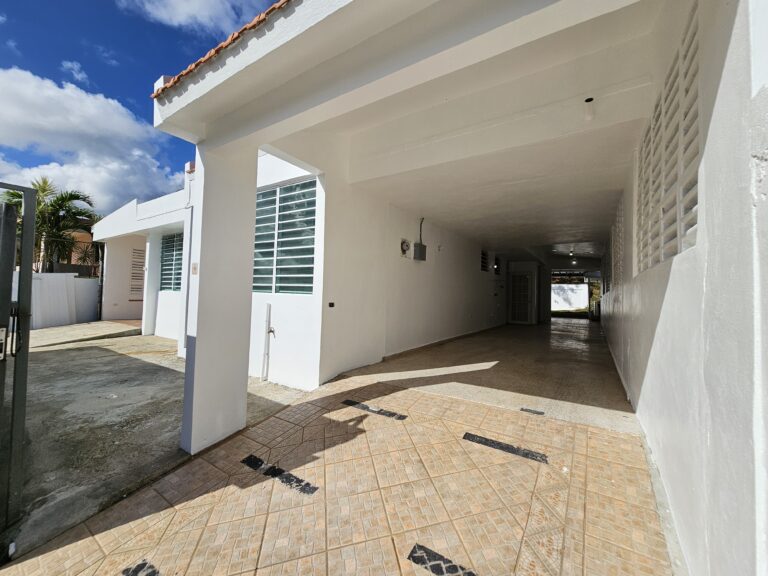 Front of Luquillo House for sale side view