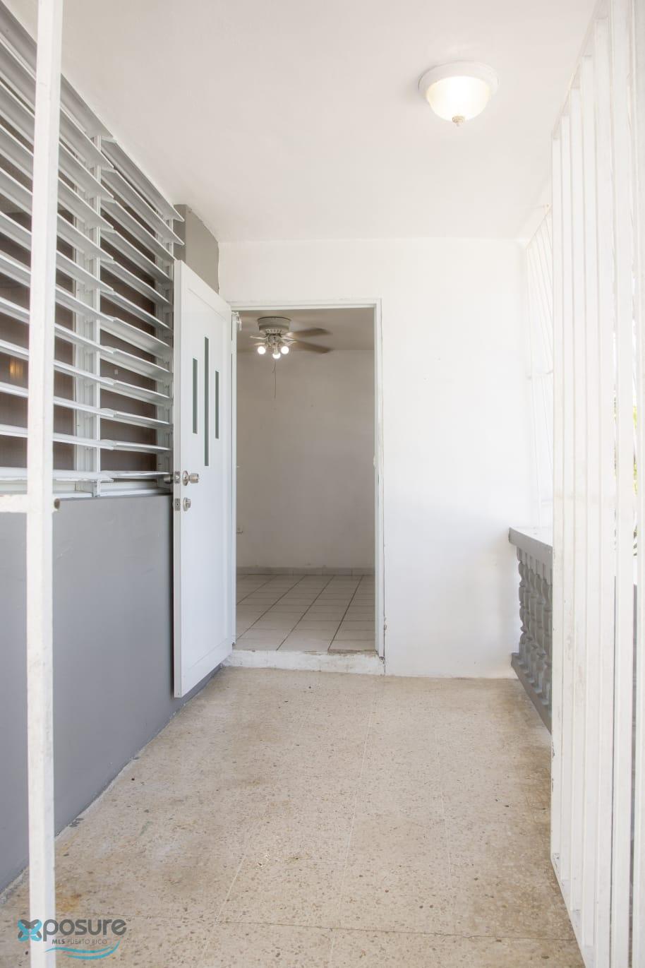 Entrance Apt 1