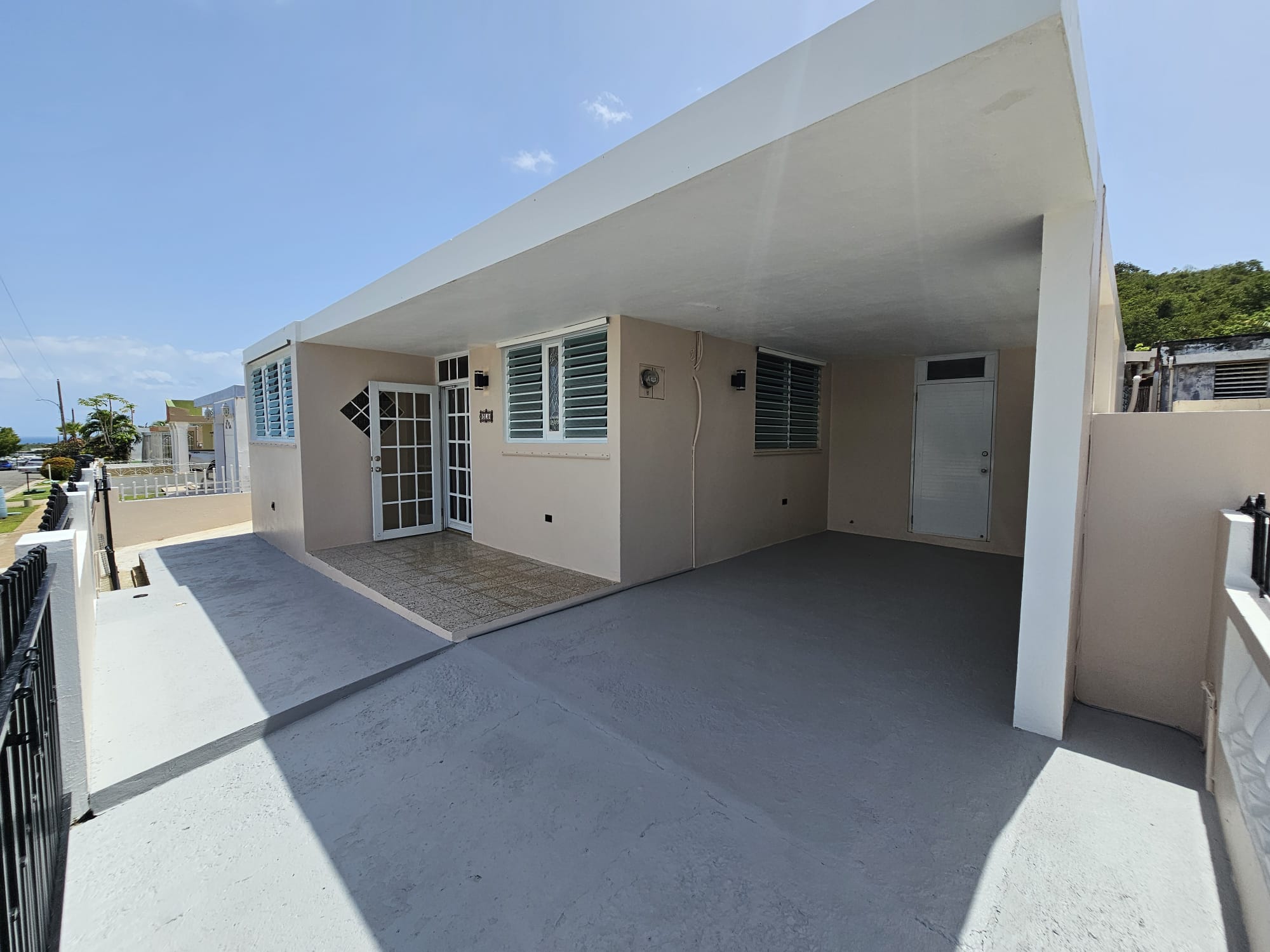 Balcony & 1 Car Garage